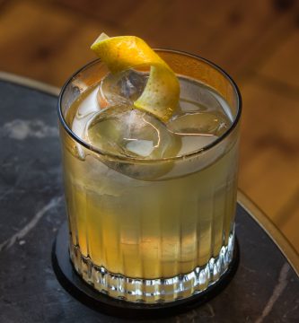 cocktail de whisky y vino blanco